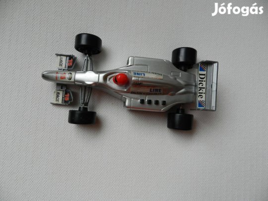 Hangot adó versenyautó