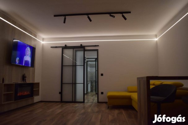 Hangulatos, modern 58 m-es lakás látványkandallóval