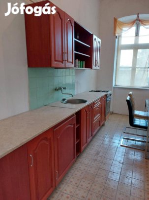 Hangulatos, vályog falú családi otthon