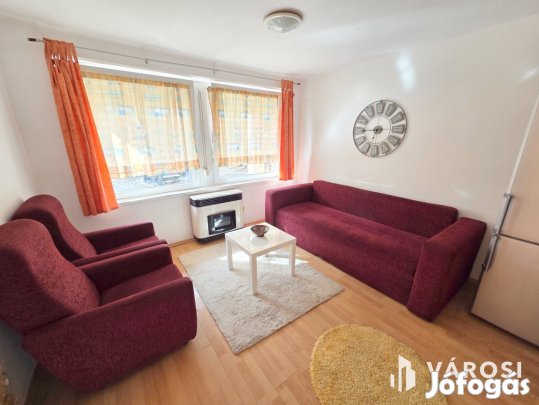 Hangulatos házikó zöld övezetben