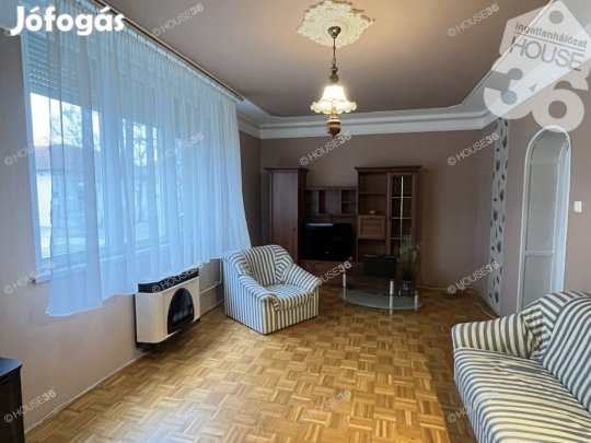 Hangulatos magasföldszinti kétszobás lakás a belvárosban eladó!