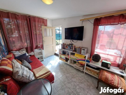 Hangulatos nyaraló kicsi kerttel B.almádi Újhegyen eladó