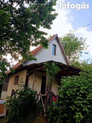Hangulatos zártkerti hétvégi ház a ságvári szőlőhegyen