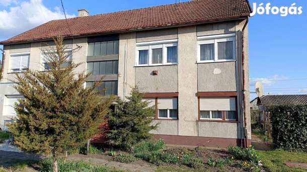 Harkakötöny központjában 1 emeleti 2 szobás lakás garázzsal eladó