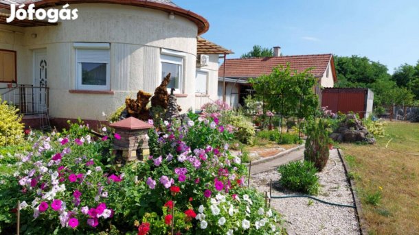 Harkakötöny központjában felújított családi ház eladó!!
