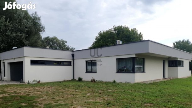 Harkány egy csendes utcájának utolsó háza, kilátással a Tenkes hegyre.