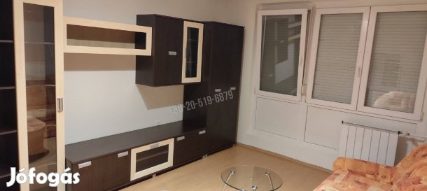 Harmadik emeleti lakás eladó a Fenyves utcában