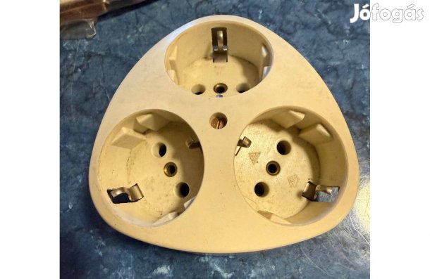 Hármas földelt süllyesztett dugalj