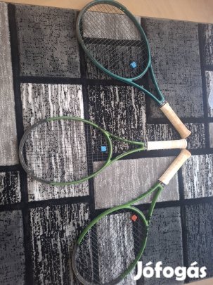 Három Wilson Blade teniszütő.