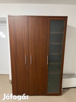 Három ajtós barna ruhásszekrény