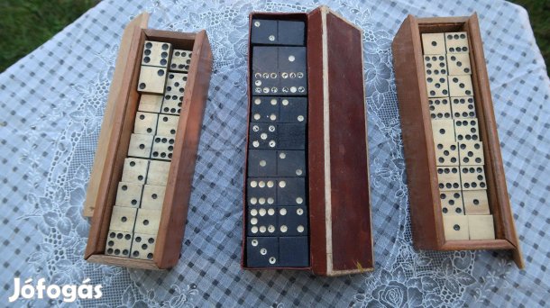 Három doboz régi dominó darabonként