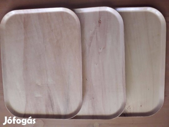 Három egyforma szögletes fatálca