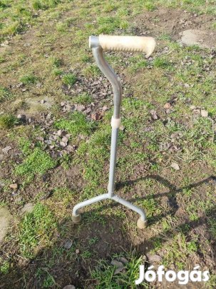 Három lábú járóbot bot