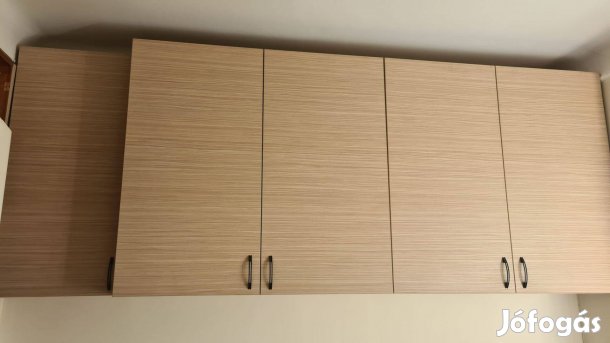 Három részes falra szerelhető szekrény