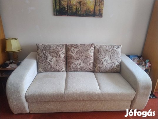 Három személyes kinyitható kanapé eladó (jó állapotú)