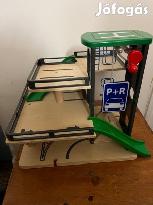 Három szintes fa parkolóház jó áron eladó