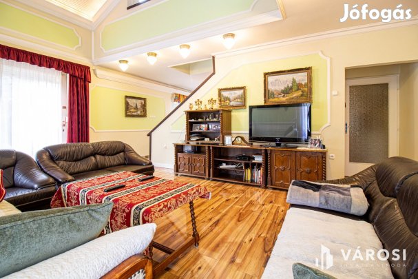 Három szintes jó állapotú családi ház dupla telken!