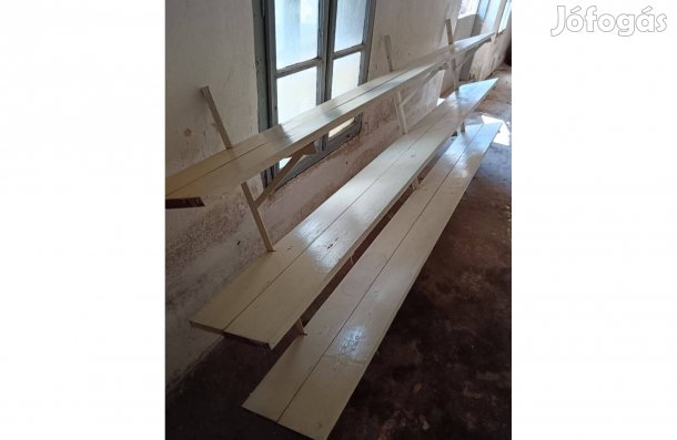 Három szintes stabil felépítésű polc