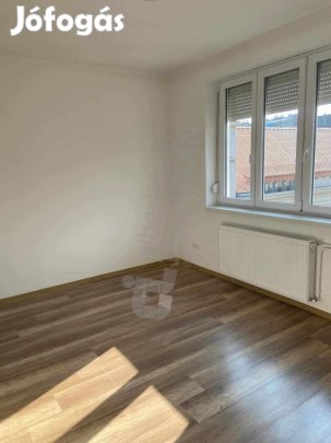 Három szobás, világos, bútorozatlan lakás az Alkotmány utcában