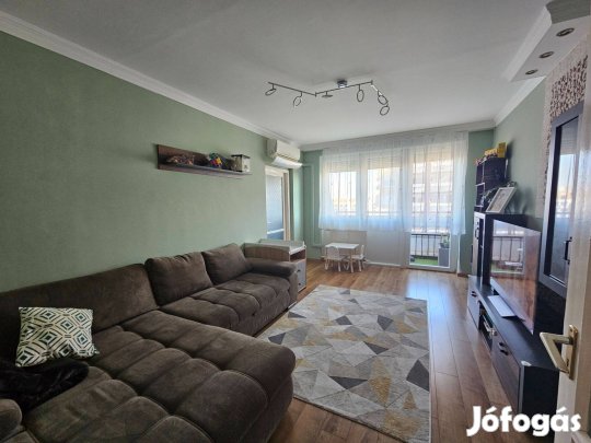 Három szobás lakás eladó a Derék utcában