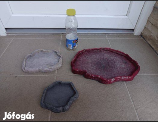 Három terrárium etető/itató/fürdőtál.Reptirock