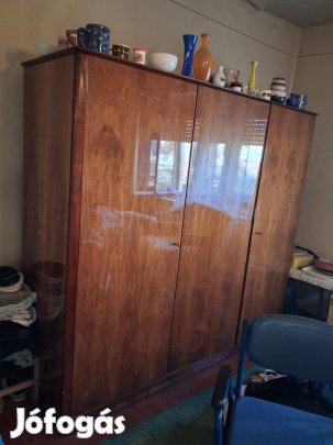 Háromajtós szekrény