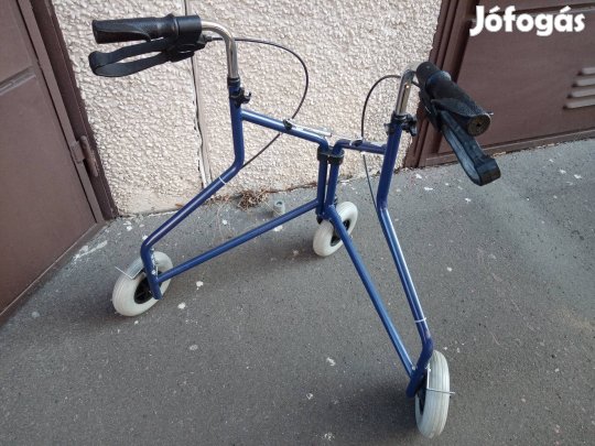 Háromkerekű összecsukható fékezhetős rollátor