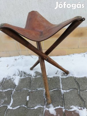Háromlábú horgász és vadász szék marhabőr ülőkével. 