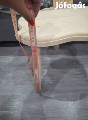 Haromlábú kis szék.