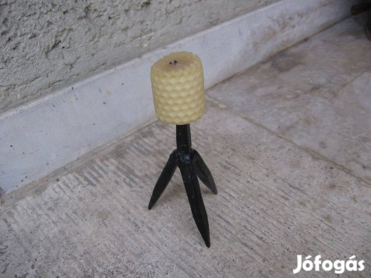 Háromlábú kovácsoltvas gyertyatartó