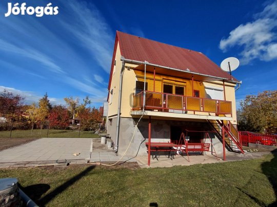 Háromszintes, lakhatásra is alkalmassá tehető ingatlan üdülőövezetben