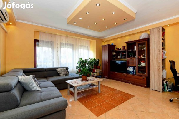 Háromszintes, szigetelt, napillemmel felszerelt családi ház eladó!