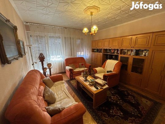 Háromszintes társasházi otthon garázzsal