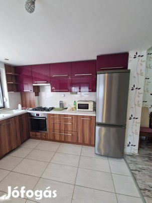 Háromszobás, 80 nm-es sorházi lakás kis kerttel eladó