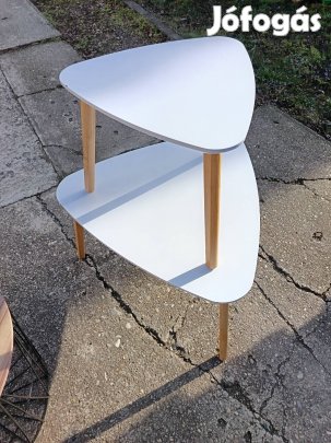 Háromszög alakú dohányzóasztal szett