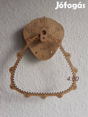 Háromszög óra falióra