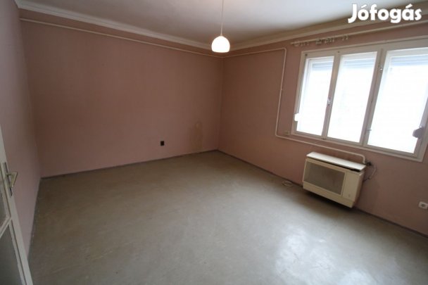 Hársfa úton 1 szobás felújított.