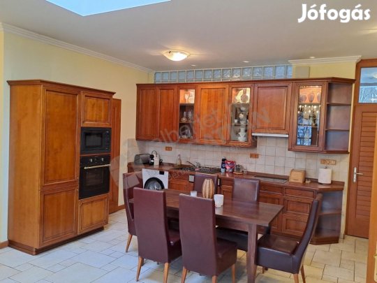 Hárshegyi úton két hálószobás nagy teraszos lakás