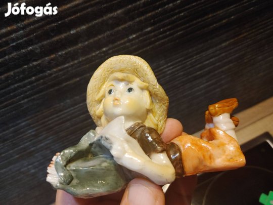 Hasaló kislány figura