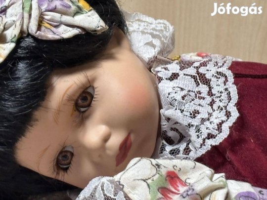 Hasaló porcelánbaba