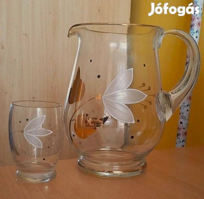 Hasas üveg vizeskancsó kézzel festett fehér-arany díszítéssel