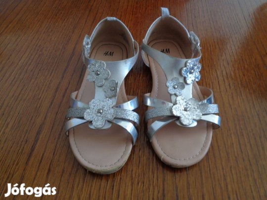 Használt 28 as villantos ezüst szinű kislány szandál