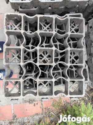 Használt Gyeprács 33*33 *5cm masszív kivitel