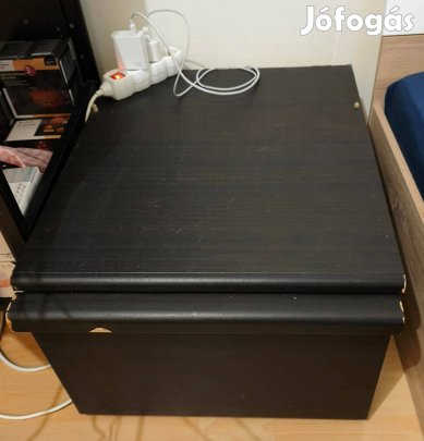 Használt állapotú fekete éjjeliszekrény