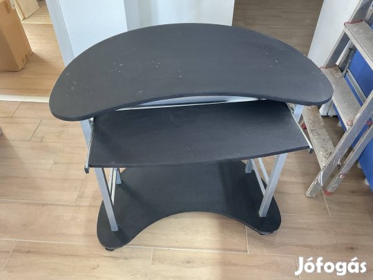 Használt gurulós számítógép asztal.  Méret 80x60. 