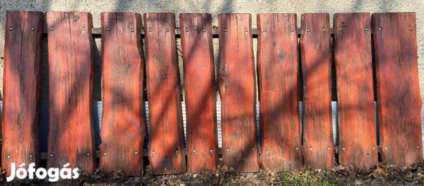 Használt szélezetlen deszka kerítés elemek, zártszelvény kereten