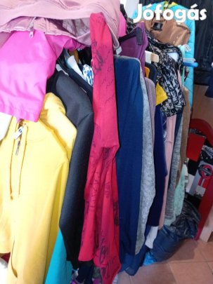 Használtruha üzlet árúkészlete
