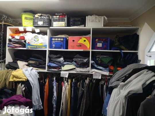 Használtruha üzlet teljes felszerelése+árukészlete eladó