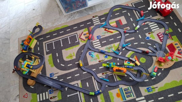 Hatalmas Chuggington vasútpálya épületekkel és 16 mozdonnyal