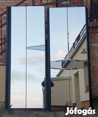 Hatalmas, tükrökkel borított szekrényajtók 20260329